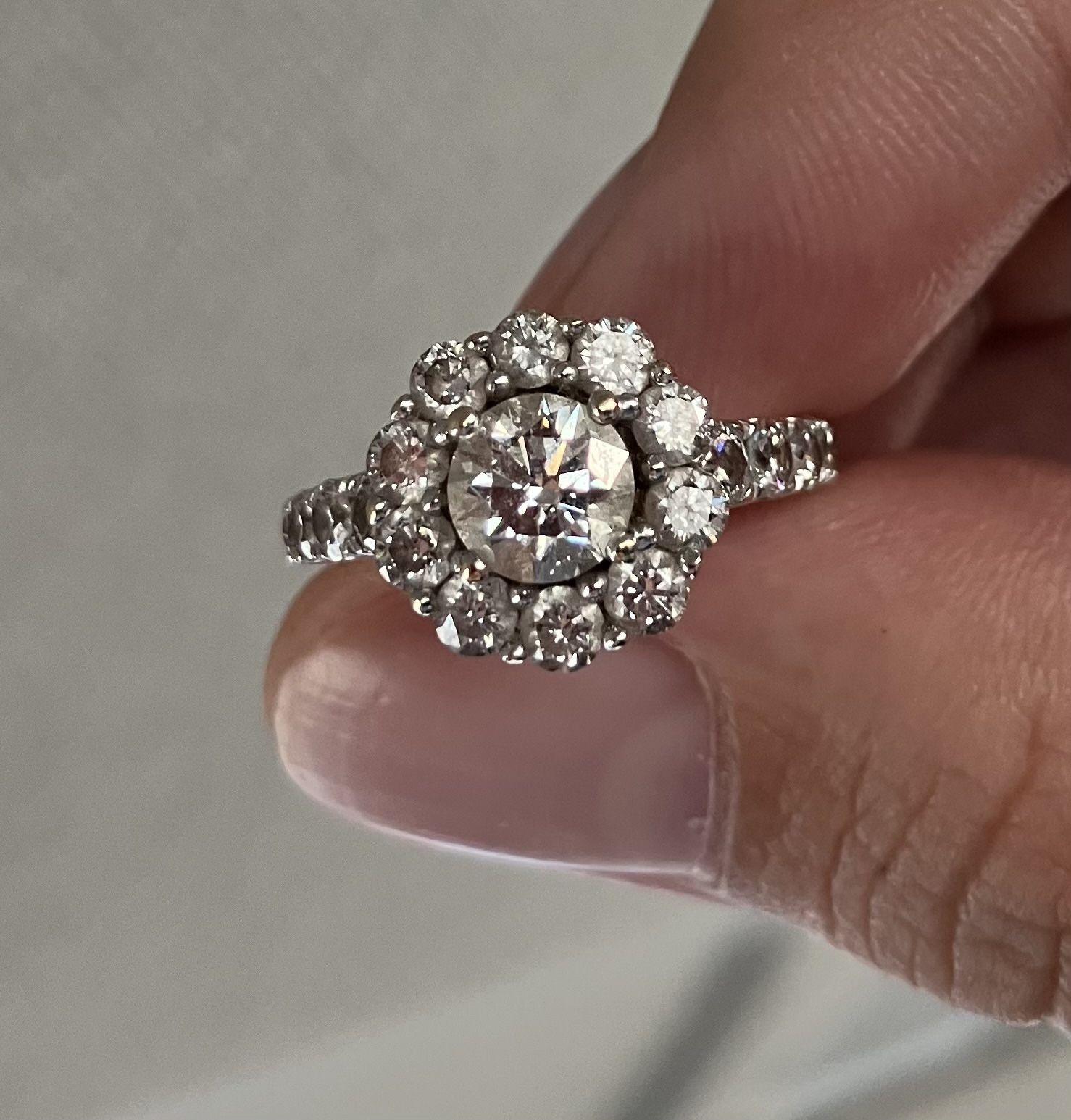 Real White gold 2.75 karat’s wedding ring with papers