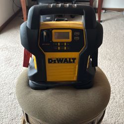 Dewalt DXAEJ 14 jump starter