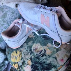 Women’s New Balance White/pink Leather Size 8.5