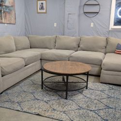 🛋️💥 Kroehler Large Sectional 💥 Free Delivery And Financing Available!