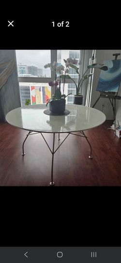 White Kartell Round Dinning Table