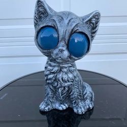 Cat With Big Eyes Statue