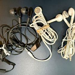 3 sets of headphones (2 Apple) pin adapter 