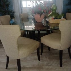 DINNING ROOM/ 4 CHAIRS 