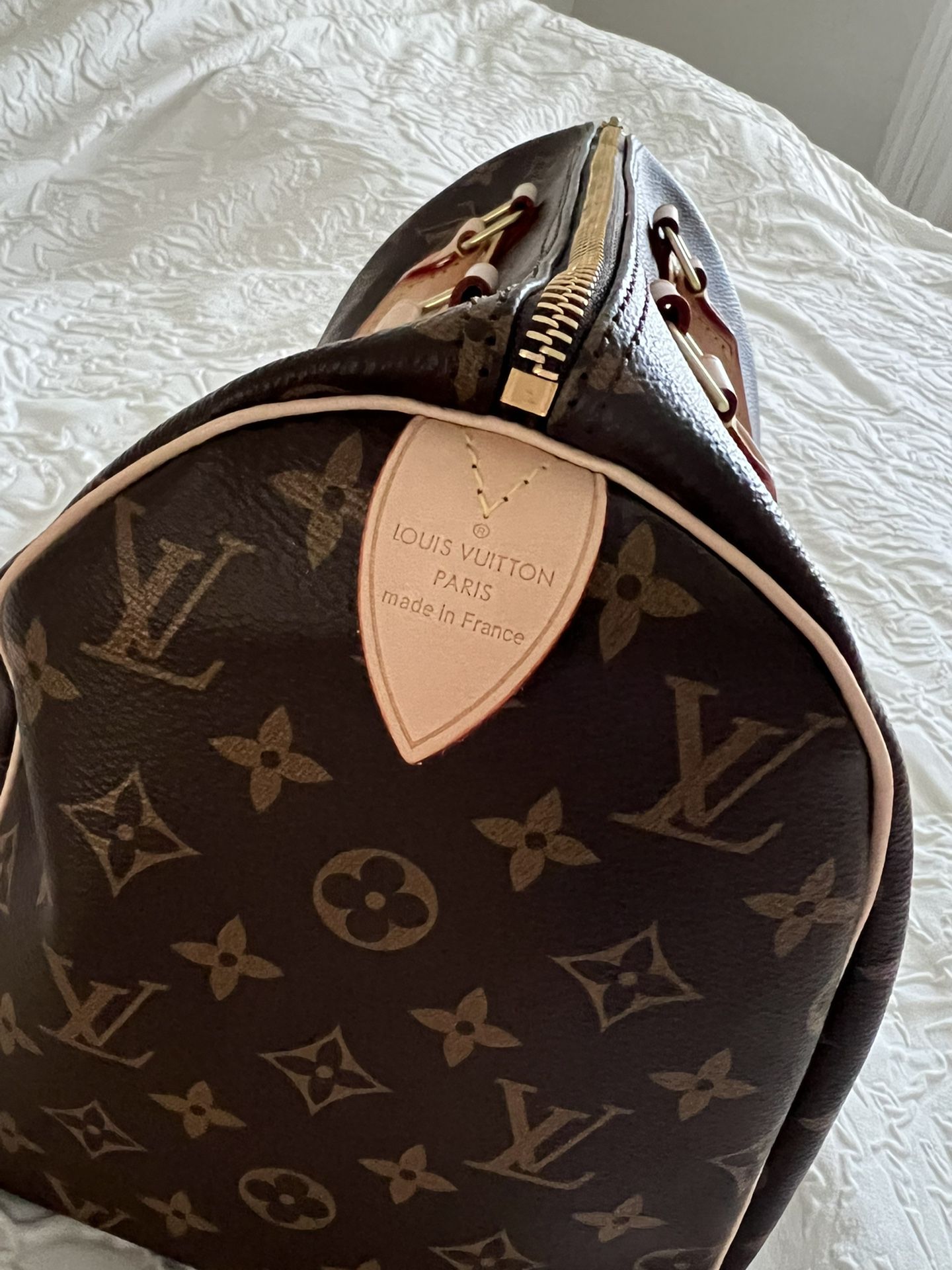 Louis Vuitton V Tote MM for Sale in Las Vegas, NV - OfferUp