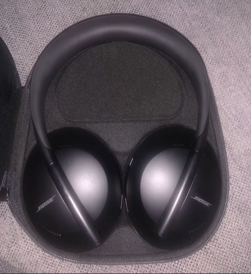 Brand New Bose Nose Cancelling Headphones 700 With Case