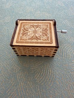 Vintage Hand-Cranked Wooden Music Box Queen  In great condition  Pursuestar Bohemian Rhapsody- Queen Birchwood Musical Box Hand-Cranked  Approx 2.5” x