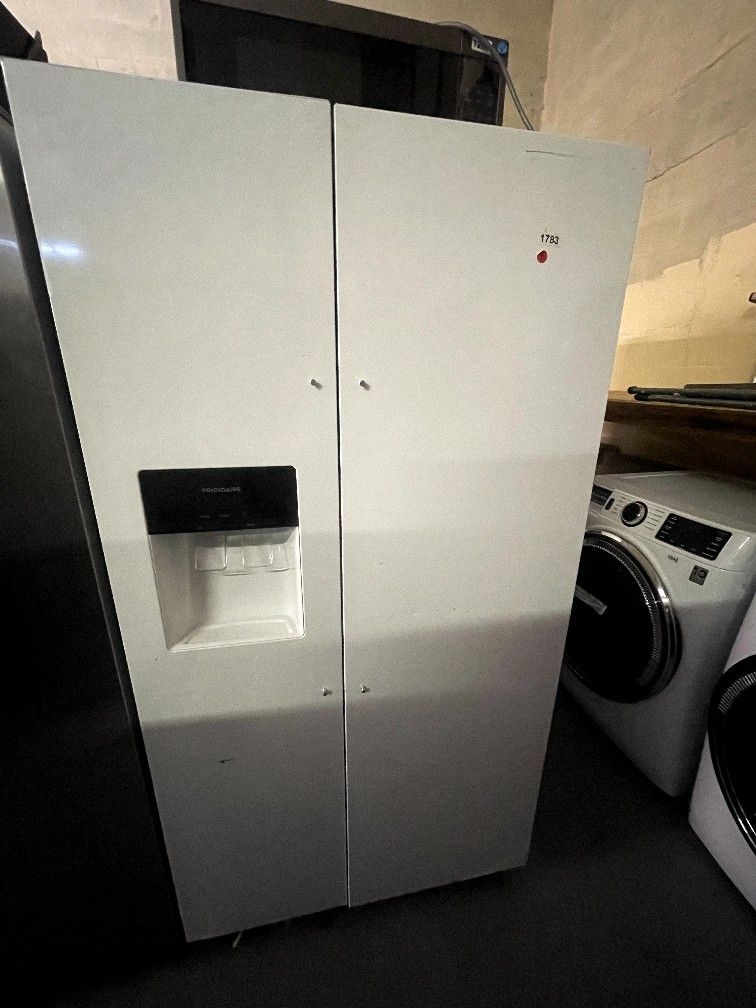 FRIGIDAIRE 36” SIDE BY SIDE REFRIGERATOR WHITE NO HANDLES $600