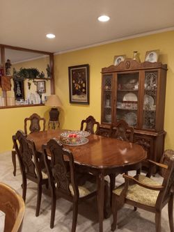 Thomasville Furniture Tableau Collection Country French Dining Wood Table with set of 6 vintage chairs