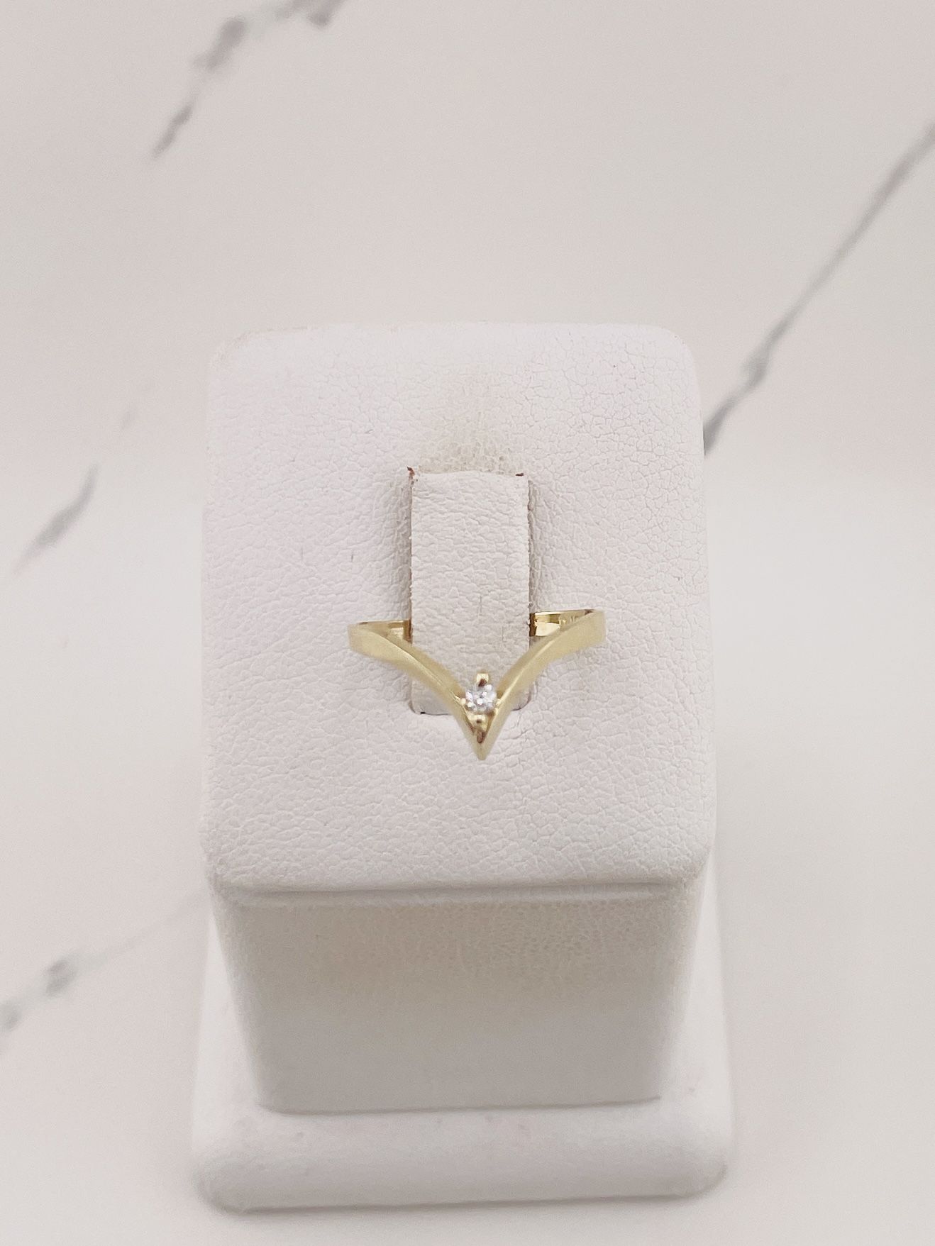 10k solid gold ring women’s or young girl ring Size 6 Band minimalist stackable with V shape - Anillo en oro