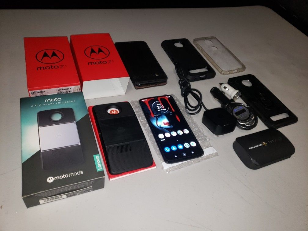 FACTORY GLOBAL UNLOCKED MOTOROLA MOTO Z4 WITH MOTO INSTA-SHARE PROJECTOR AND ACCESSORIES $450 OBO