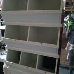 4 WHITE STABLABLE SHELVES