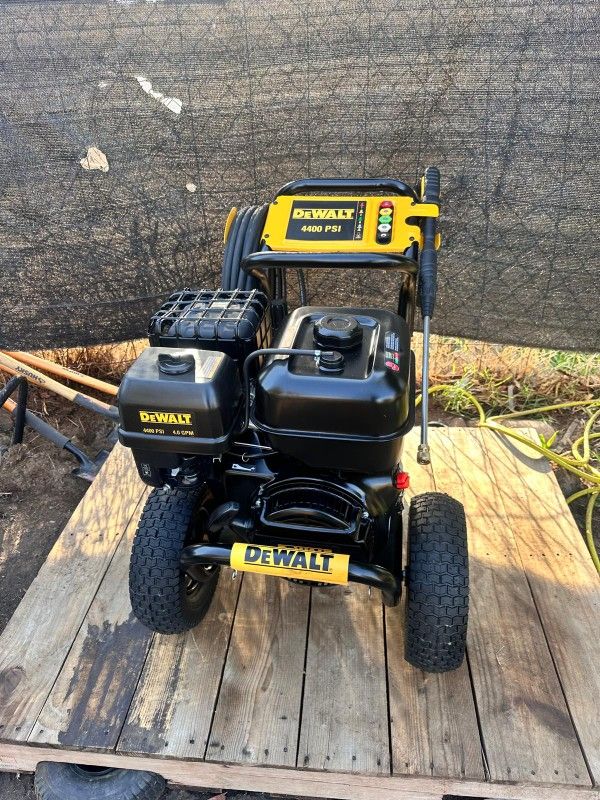 DEWALT
4400 PSI 4.0 GPM Cold Water Gas Pressure Washer