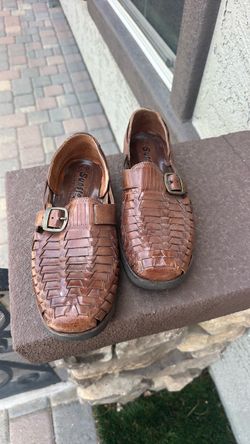 Son steps, close toed leather sandals.