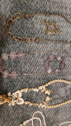 Bendo estos collares con arietes y pulsera todos por