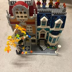 LEGO Creator Expert Bookshop 10270 – Modular Building (Townhouse + Bookstore) 4/5 minifigures