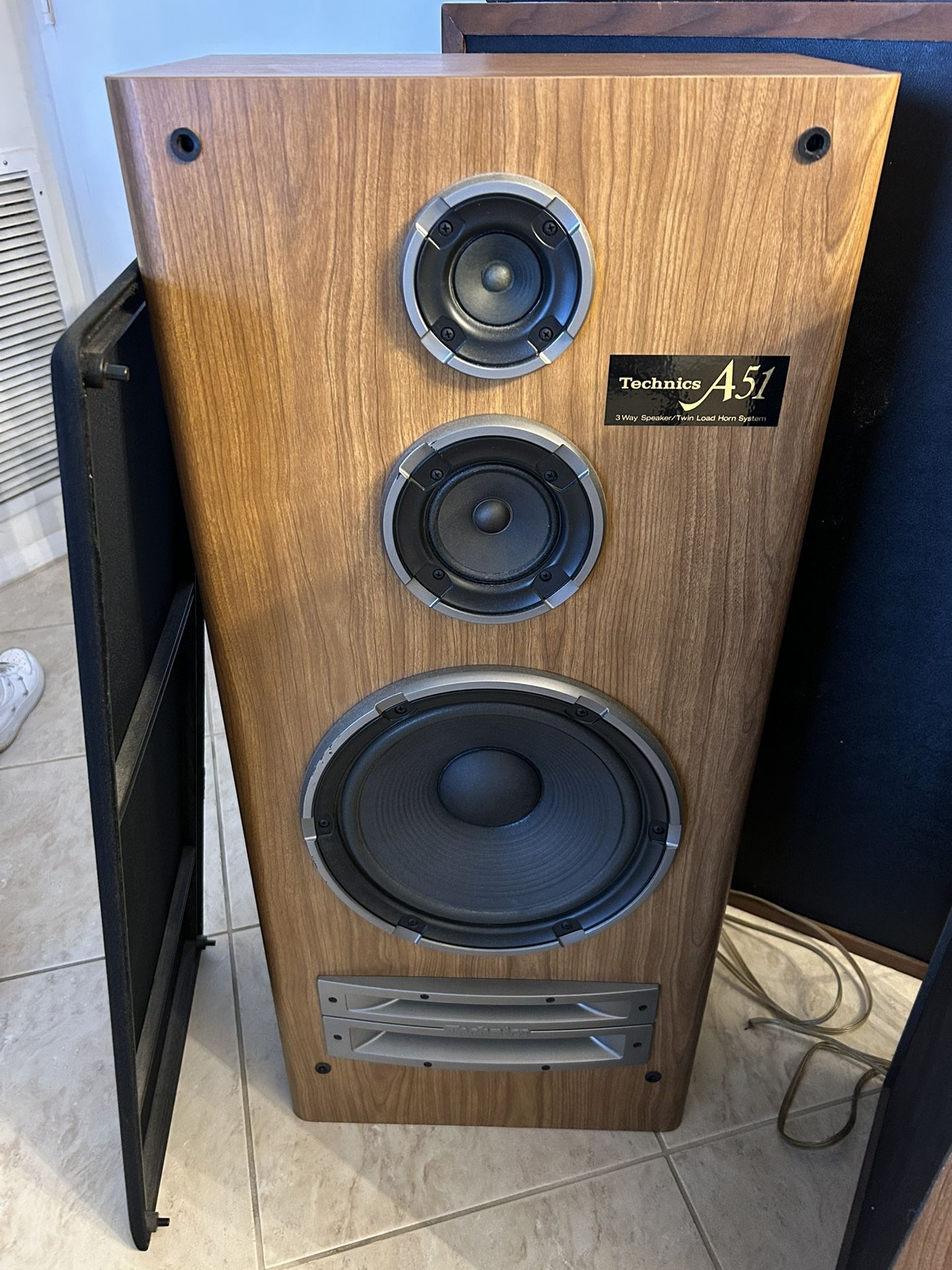 Technics SB-A51 200 watt SuperBass TwinLoad Horn Tower Floor Speakers