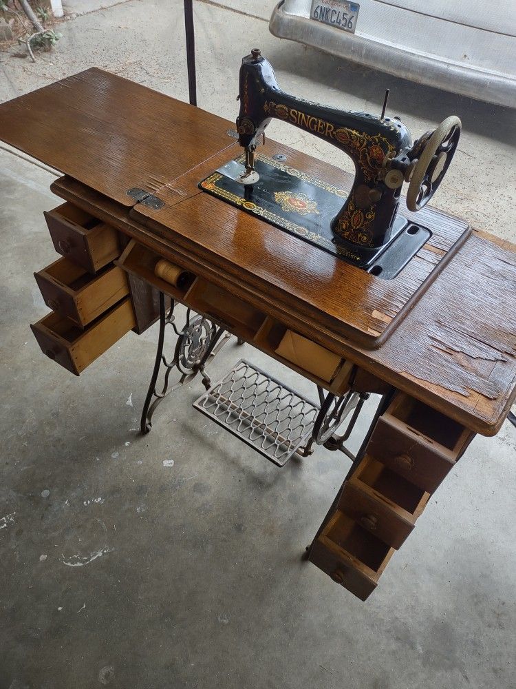 Antique Singer Sewing Machine 🧵🪡