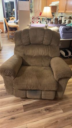 Very good lazy boy recliner… extra big recliner… in good condition!