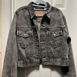 Levis Jacket Women’s Size Small (( Fits Like Medium))