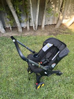 Doona Car seat Stroller W/ Base