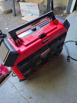 Milwaukee packout radio + charger