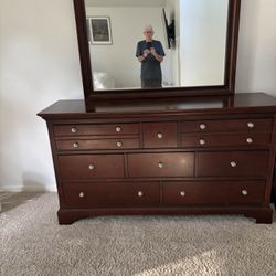 Dresser/nightstand/mirror