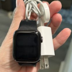 Apple Watch Series 5 (Space Gray Aluminum) – Excellent Condition with Charger📝