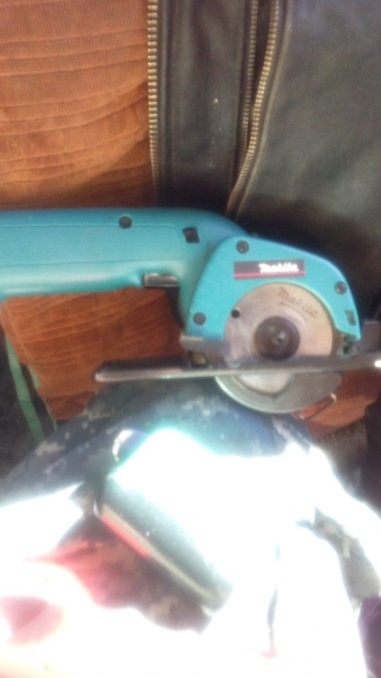 Makita Saw 3 3/8. 12volts