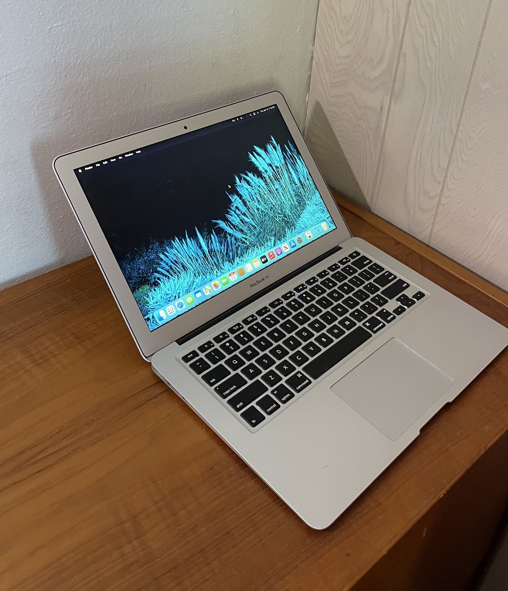Apple MacBook Air 13” I5/8GB/256GB SSD $180