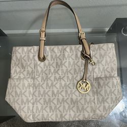 Excellent Condition Original leather Micheal Kors Hand Bag