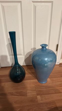 2 Blue vases