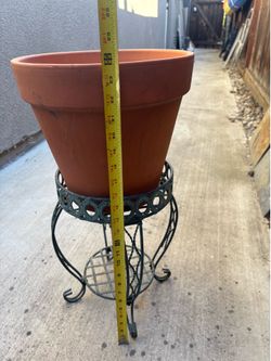 Plant stand with pot
