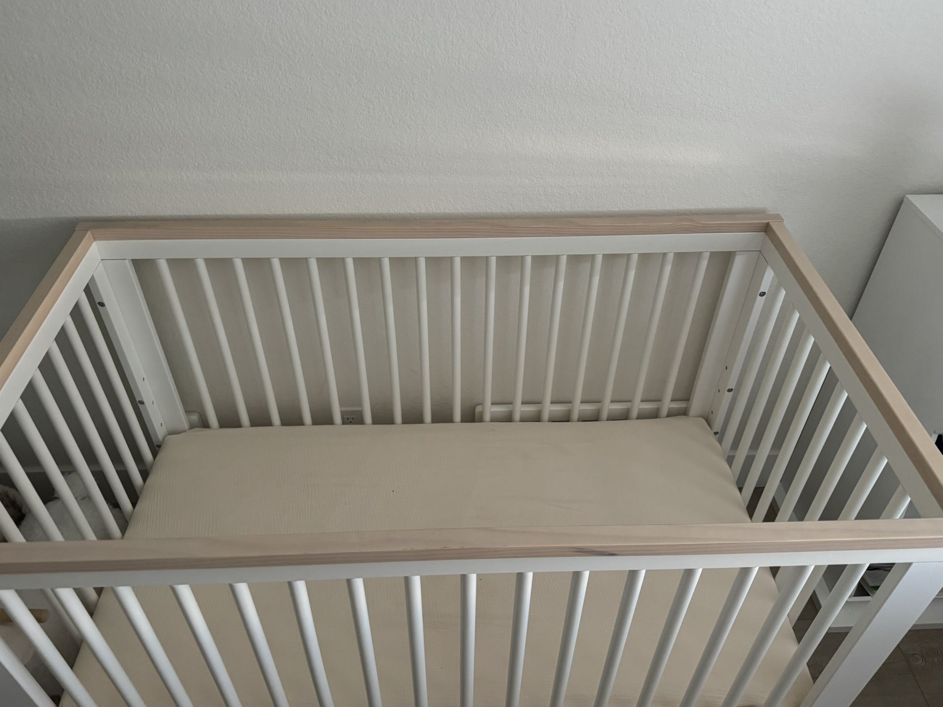 White/Neutral Baby Crib With Mattress