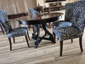 Pier one table and 4 chairs all in good condition