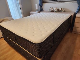 New queen mattress and box spring 2 pc