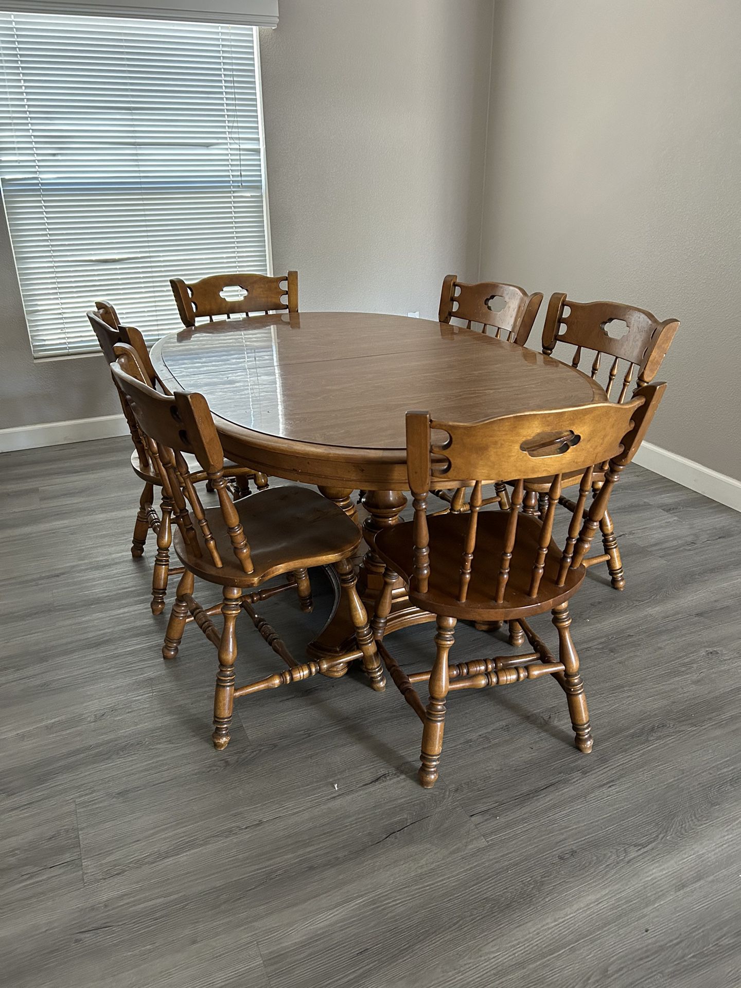 Table w 6 Chairs