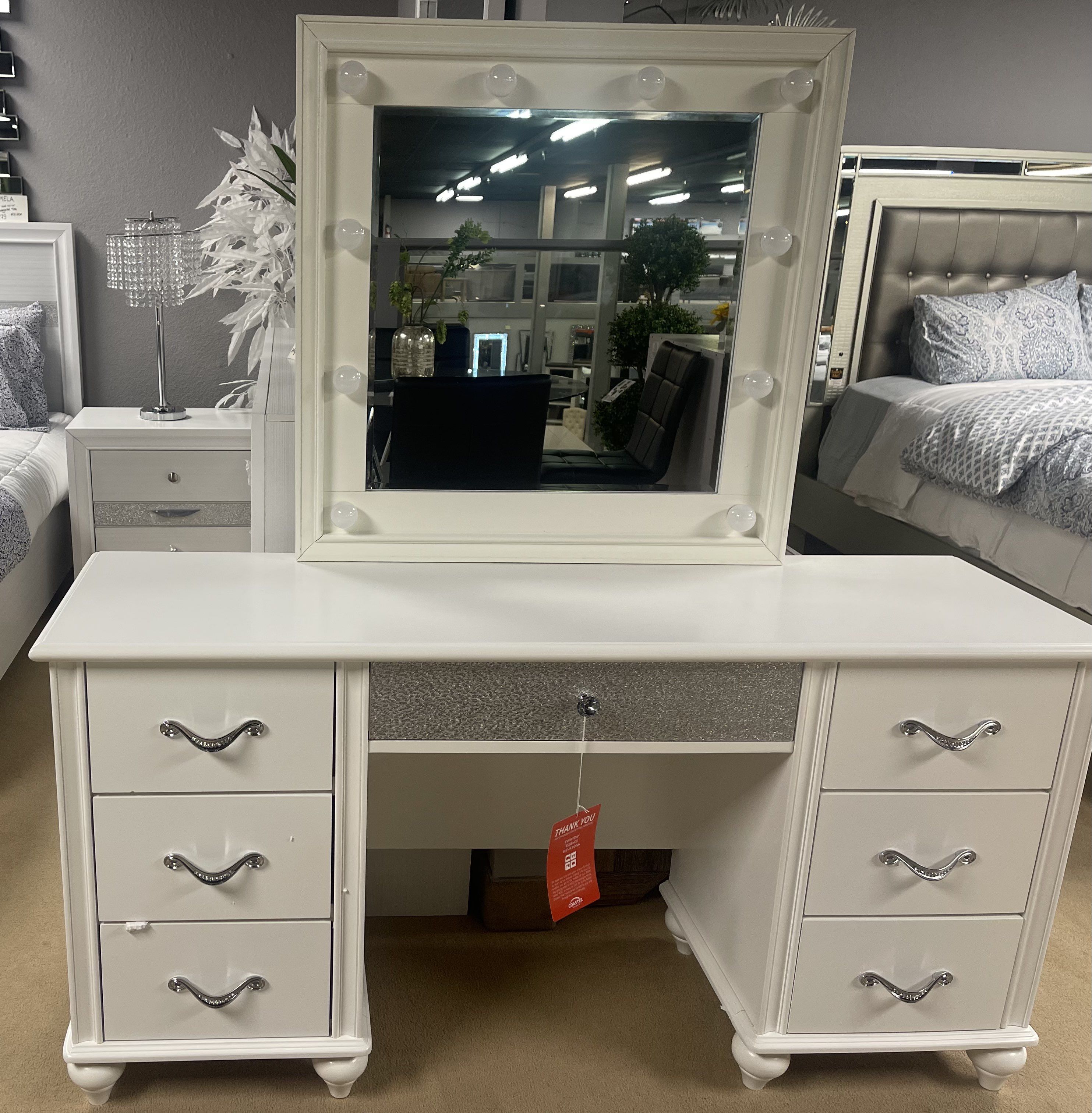 White 7 Drawer Vanity Desk w/ Lighted Mirror / Hollywood style mirror