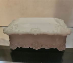 WHITE  MILK GLASS JEWELERY BOX/TRINKET BOX WITH  LID