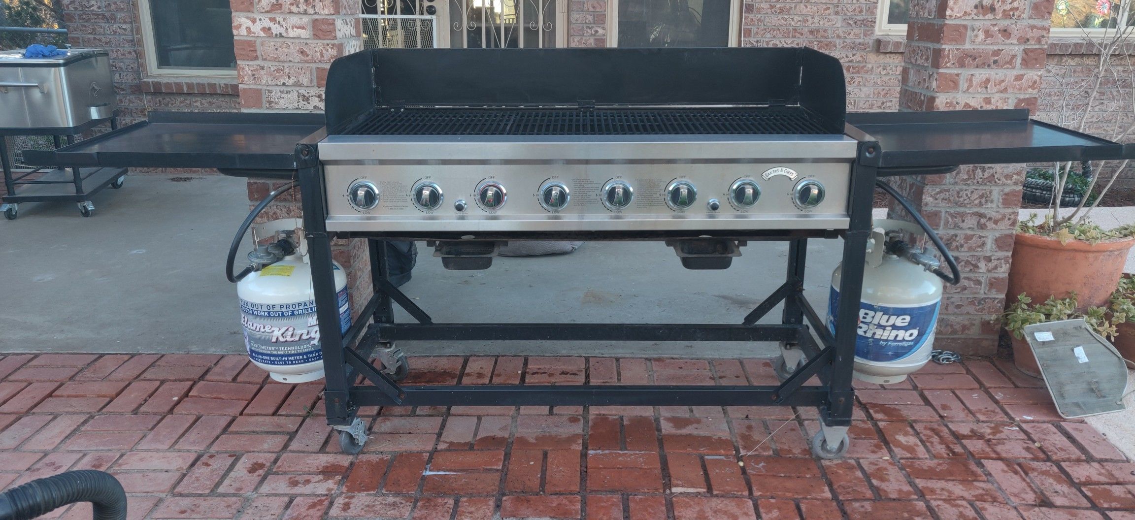 Grill / 8 Burner Bakers & Chefs brand / Bought at Sam
