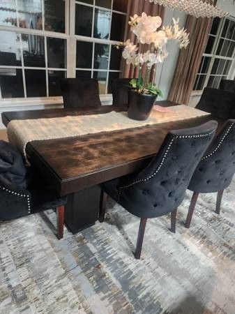 Used Expandable Dining Room Table With 5 Chairs; 6 Feet Long - Expands To 8 Feet