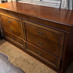100 % Wood 6 Drawer Dresser ! 