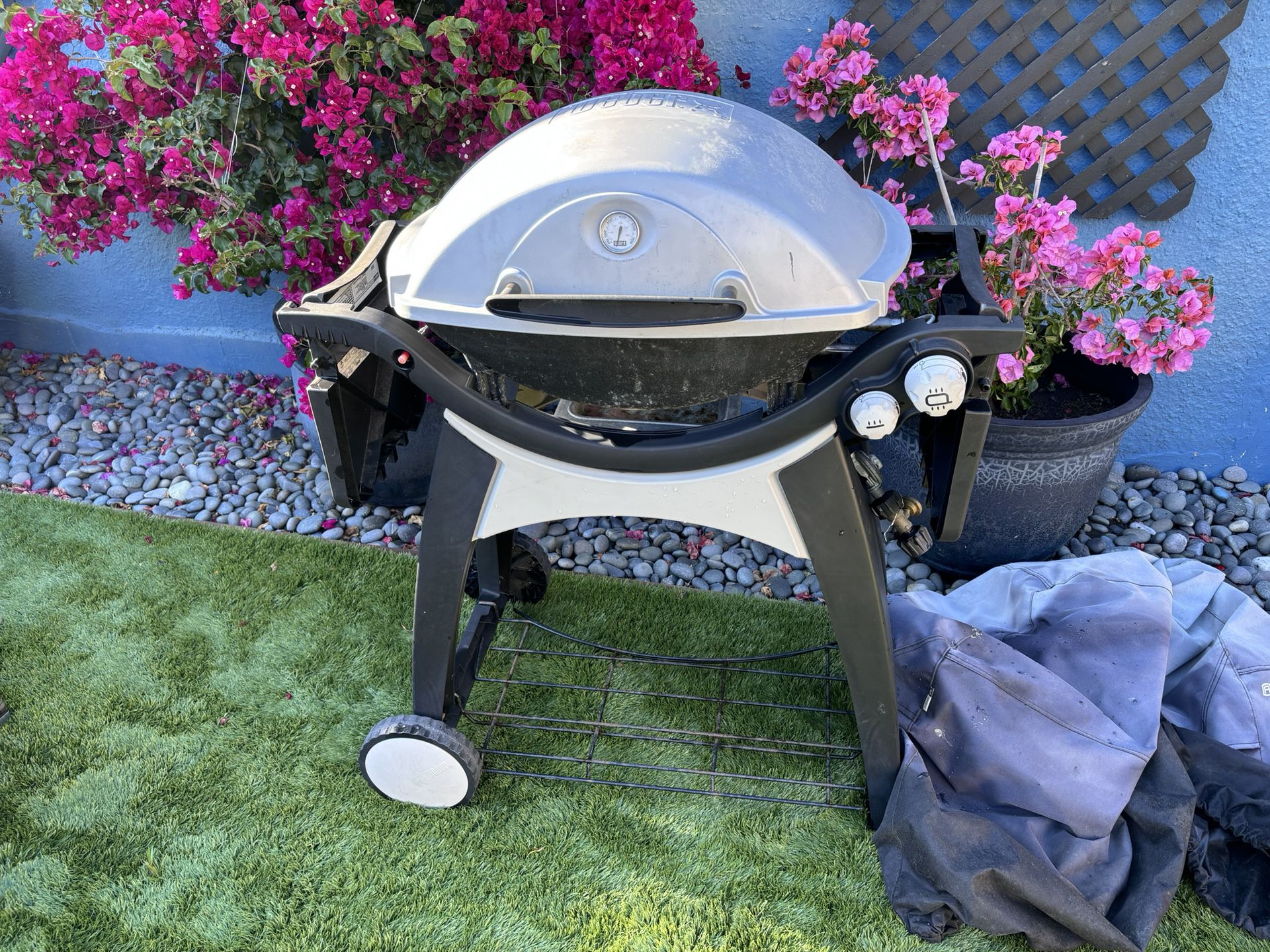 REDUCED! Weber Q3000 BBQ Grill With Stand / New Burners + Igniter