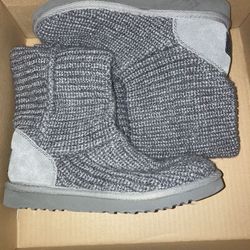 UGG  Cardy Size 5 Classic 