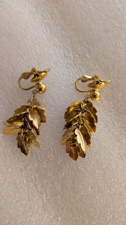 Vintage signed Trifari gold tone leaf dangle earrings