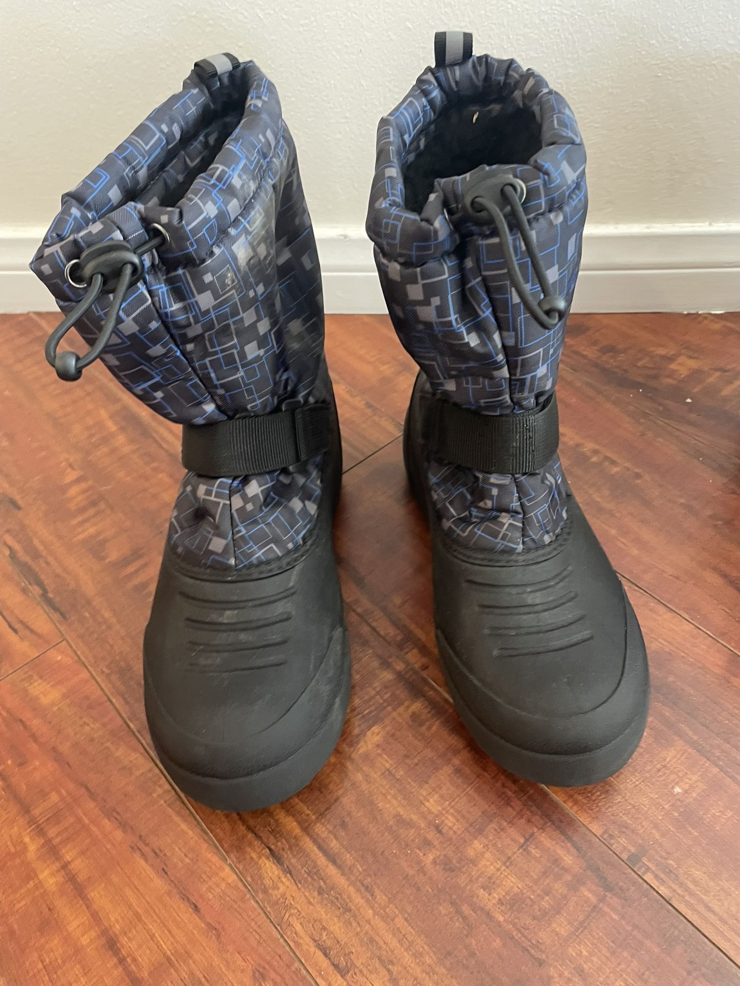 Snow Boots - Size 5 Big Kid
