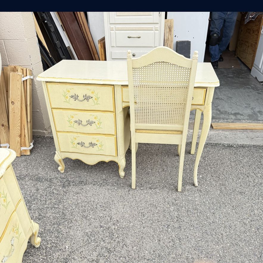 4 DRAWER VANITY DESK WITH CHAIR-VINTAGE- FRENCH PROVINCIAL $199