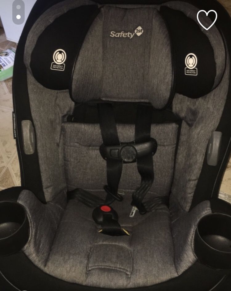 Black and gray Safety First car seat in Excellent condition