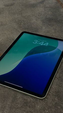 Apple iPad Air 4th Generation (64GB, Green) – Excellent Condition