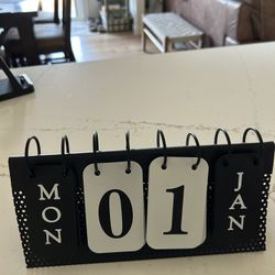 Metal Flip calendar 📆 Great For Teacher/ Desk